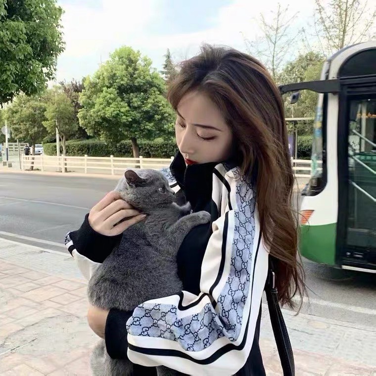 Áo Khoác Dù Viền Tay Gucci KD55
